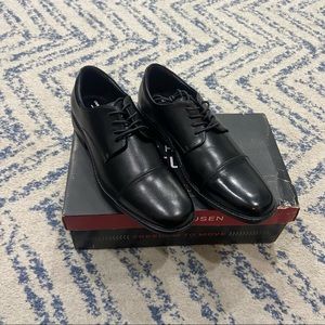 Van Heusen flex emery black 9 1/2 Mens dress shoe
